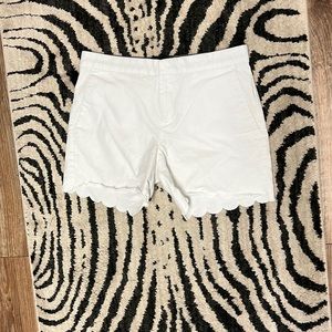White scalloped hem 5” shorts banana. Republic
